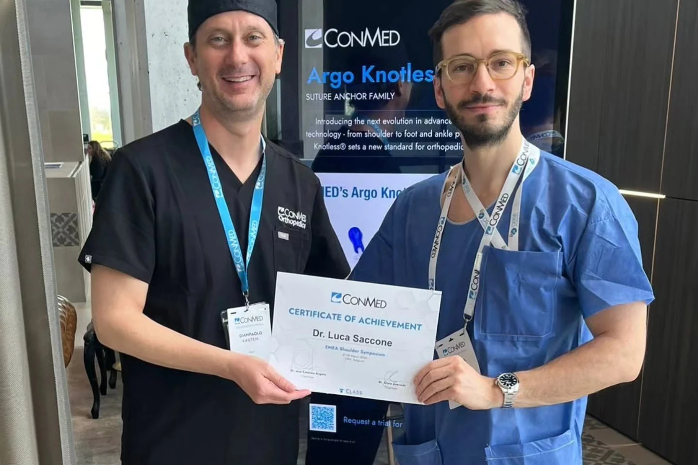 Il Dr. Saccone riceve il certificato di partecipazione all'EMEA Shoulder Symposium ConMed