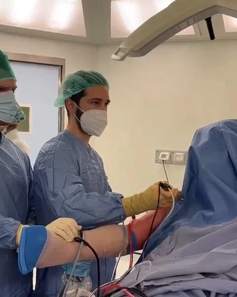 Il Dr. Saccone durante un'artroscopia di spalla