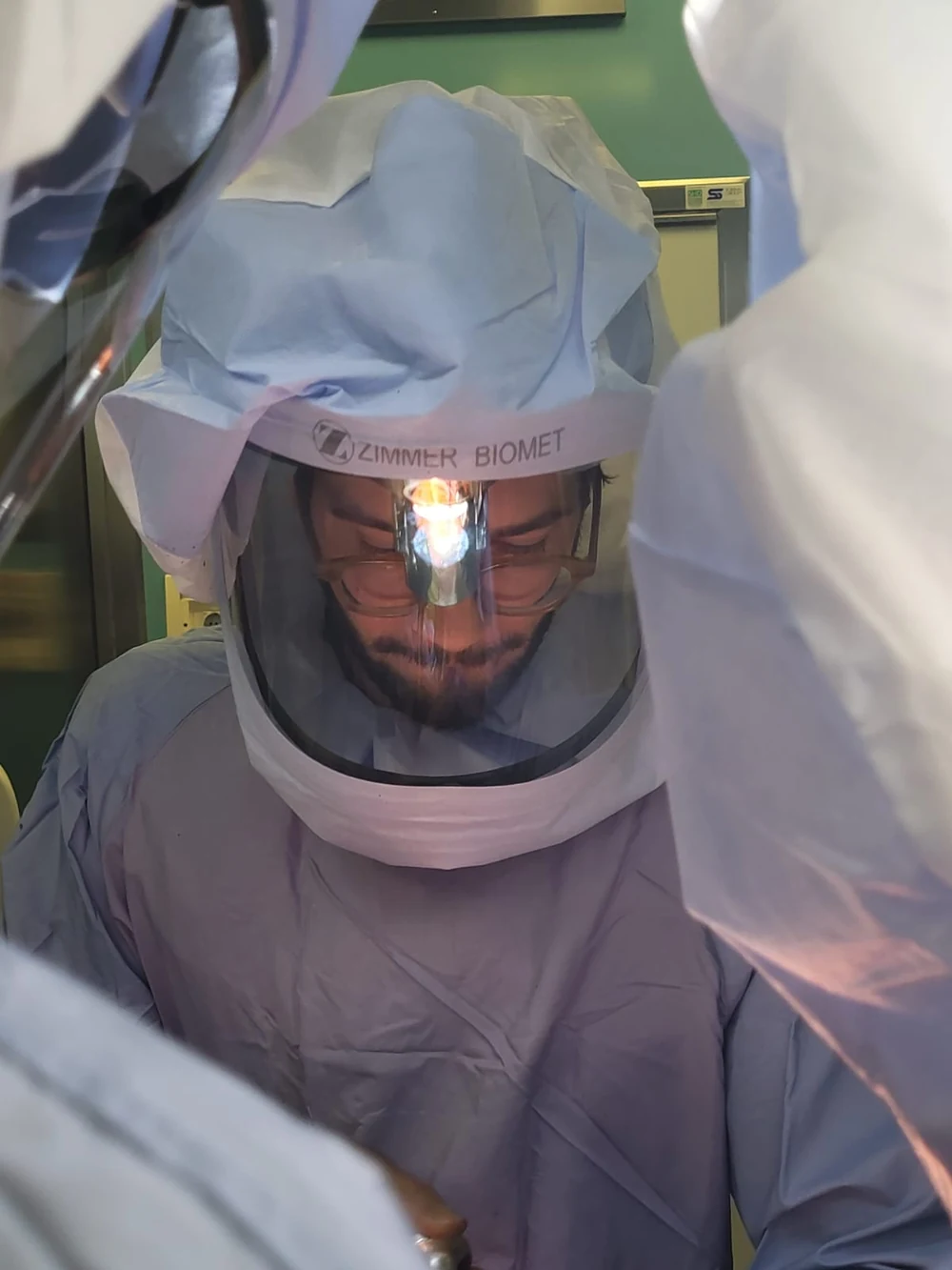 Il Dr. Saccone in sala operatoria con lo scafandro sterile usato negli interventi di protesi